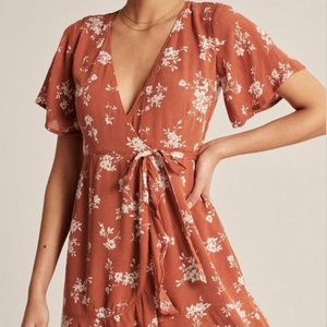 Abercrombie & Fitch rust orange colour mini white floral wrap dress. Size: small